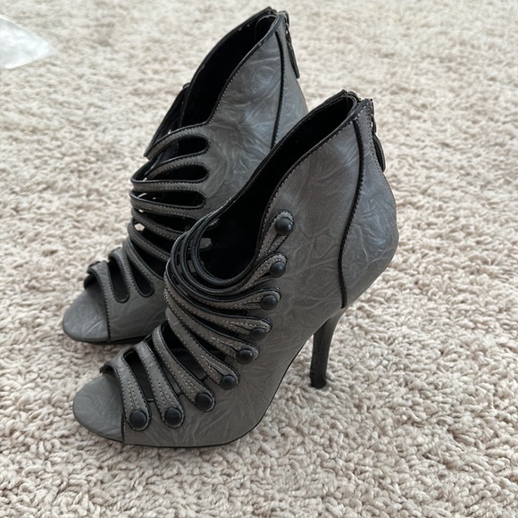 Gray ankle booties, peep, toe with buttons, open up to the top-perfect condition - Picture 2 of 16